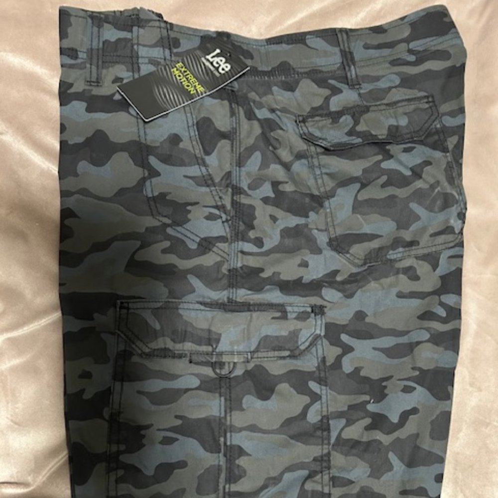 Lee Cargo Shorts - SZ 42 - NWT